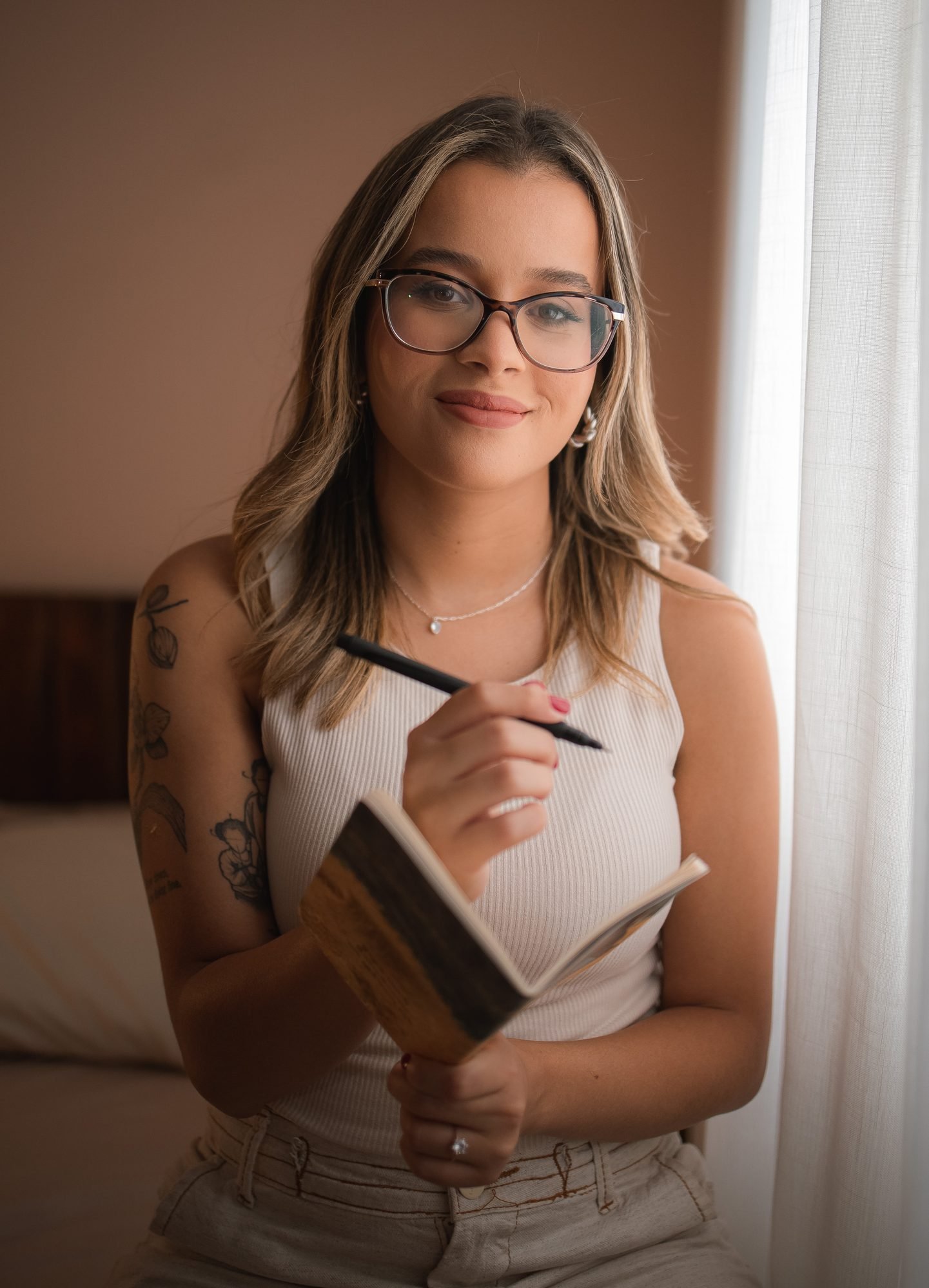 Foto oficial da autora Olivia Uviplais